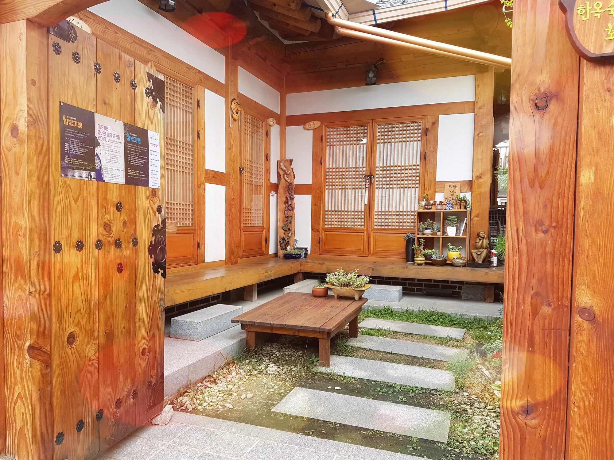 Beautiful House Hotel Jeonju Bagian luar foto